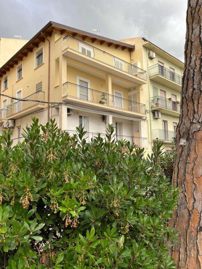 Bed&Breakfast Del Viaggiatore Фонди Экстерьер фото